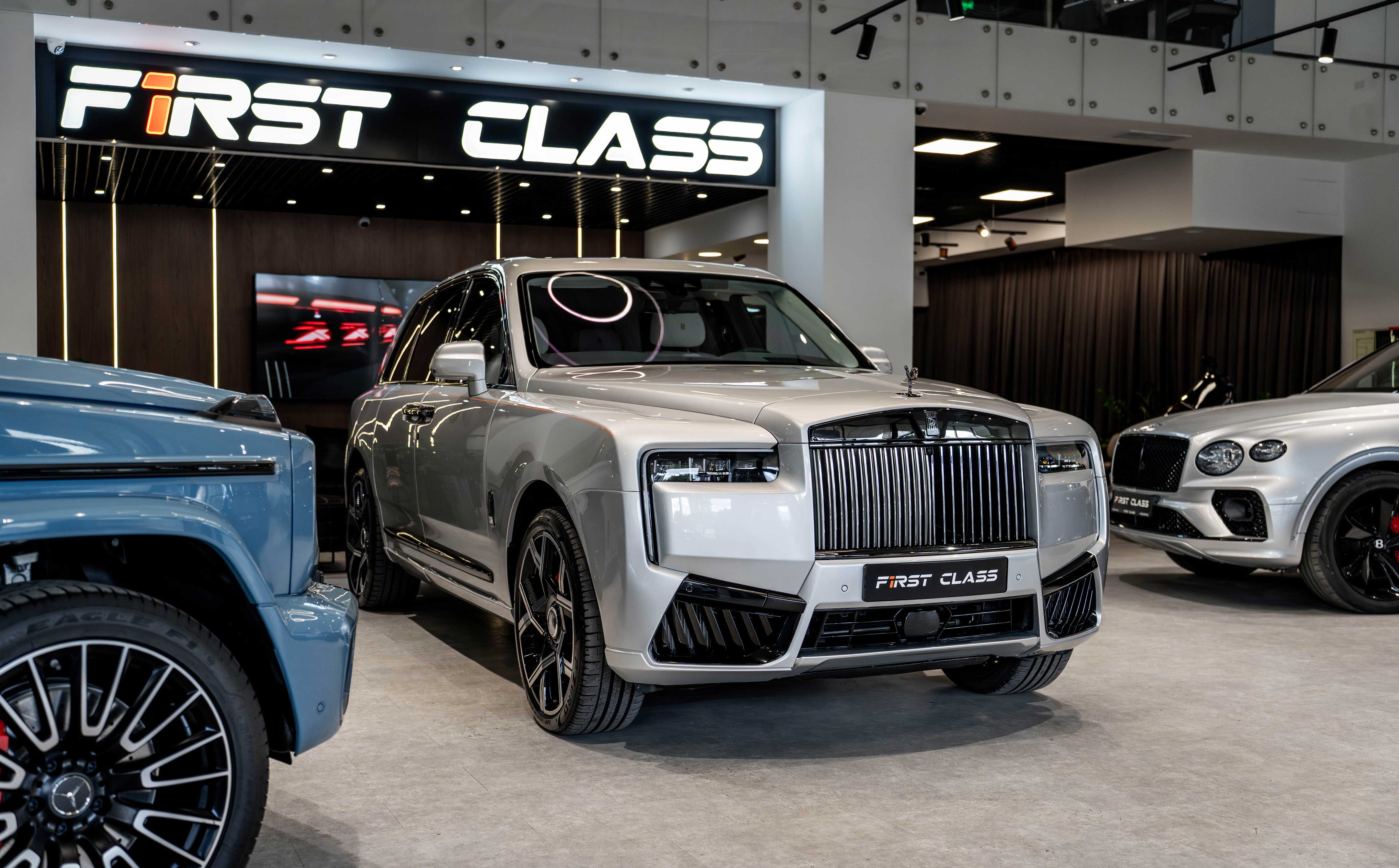 FIRST CLASS — Rolls-Royce Cullinan, Mercedes-AMG G-Class и Bentley Bentayga в шоуруме